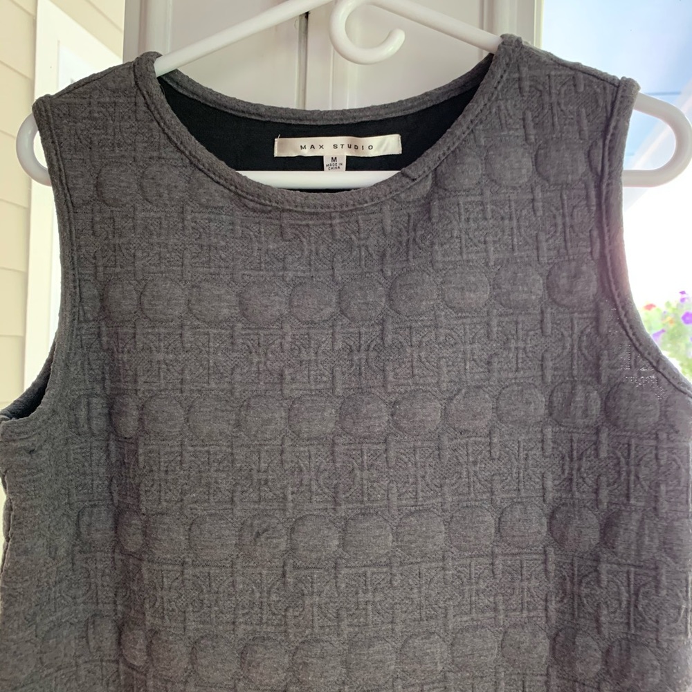 Max Studio super cute gray dress with pattern M